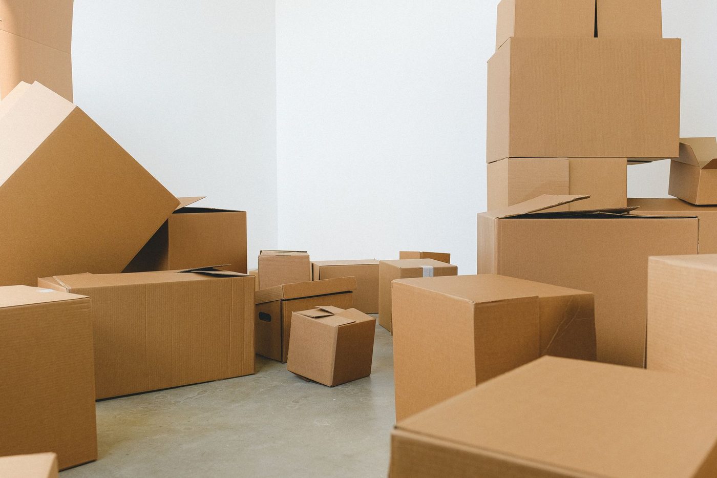 Cajas de cartón de mudanza repartidas por una sala vacía.