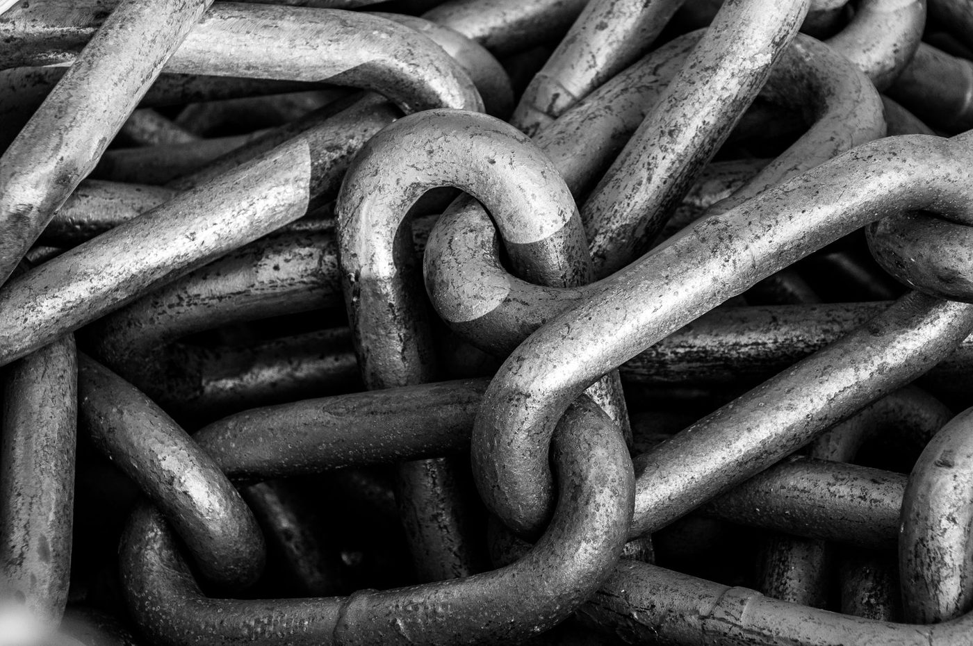 Eslabones de una cadena de acero en primer plano, en blanco y negro.
