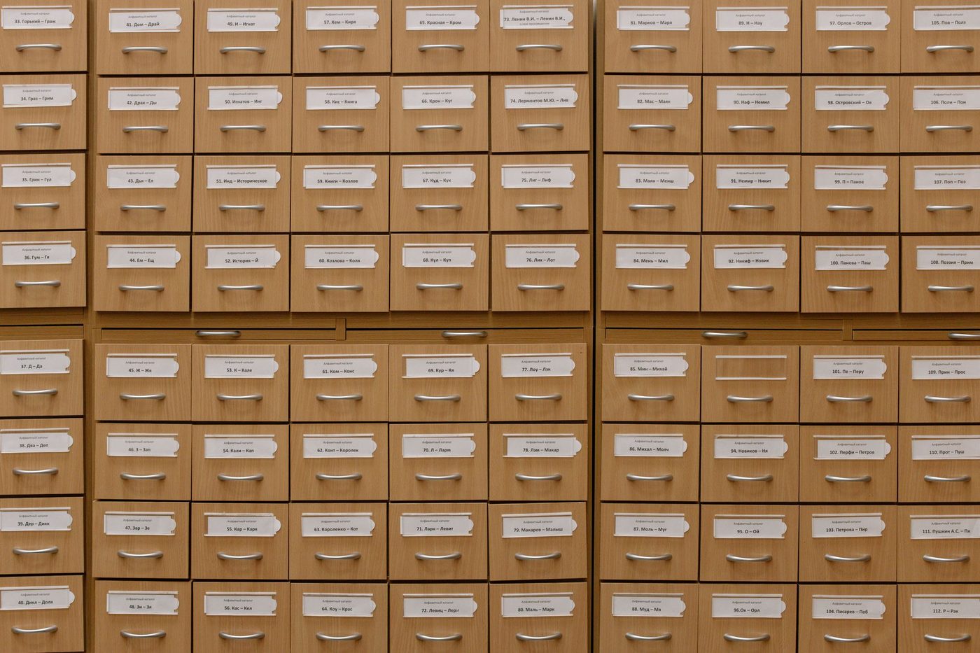 Archivador de fichas de madera con decenas de cajones rotulados.