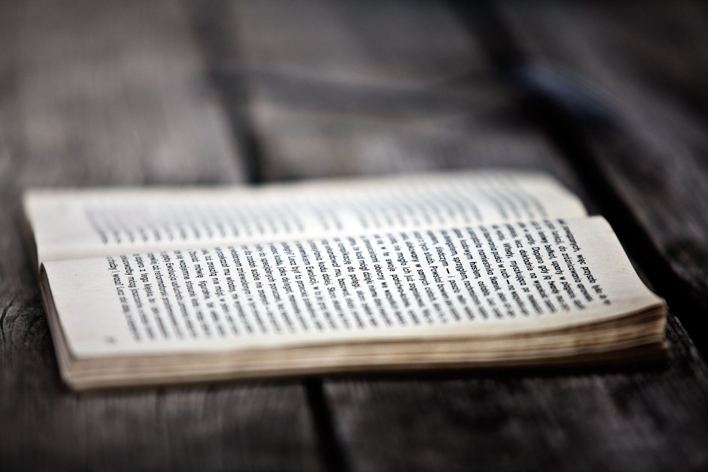 Libro de leyes abierto sobre una mesa de madera.