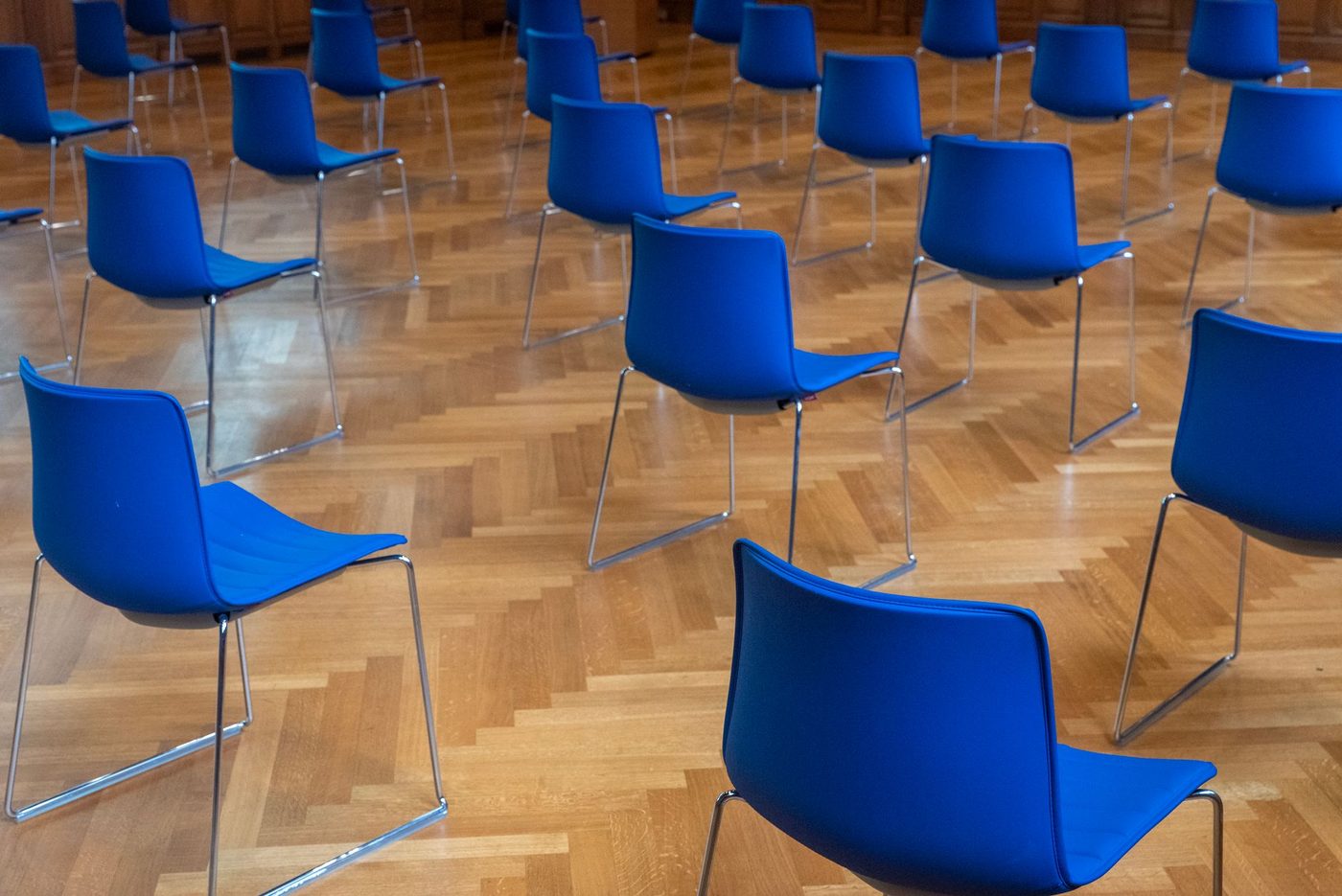 Sillas vacías en una sala de reuniones